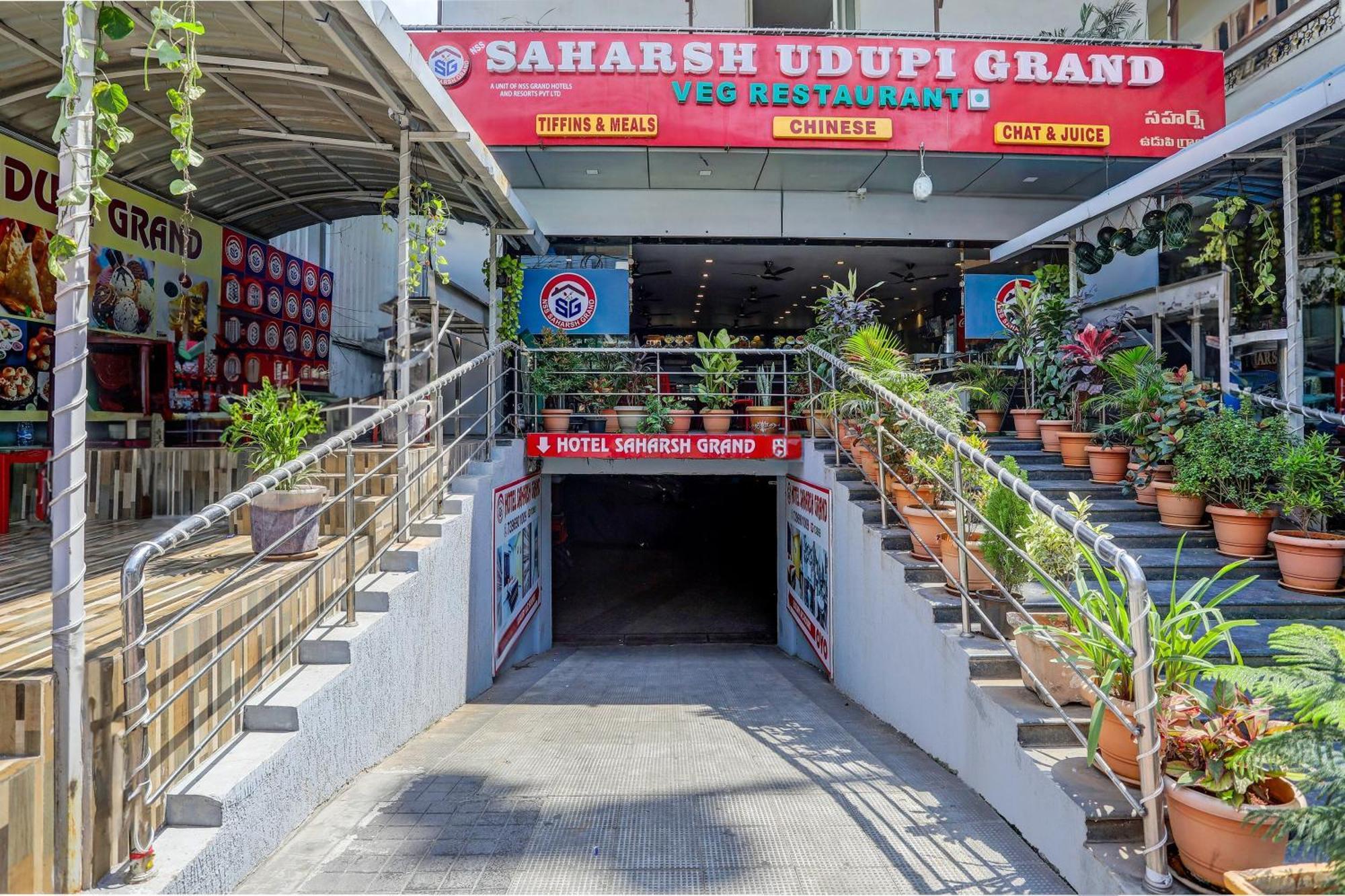 Capital O Saharsh Grand Near Shilparamam Hyderabad Exteriör bild